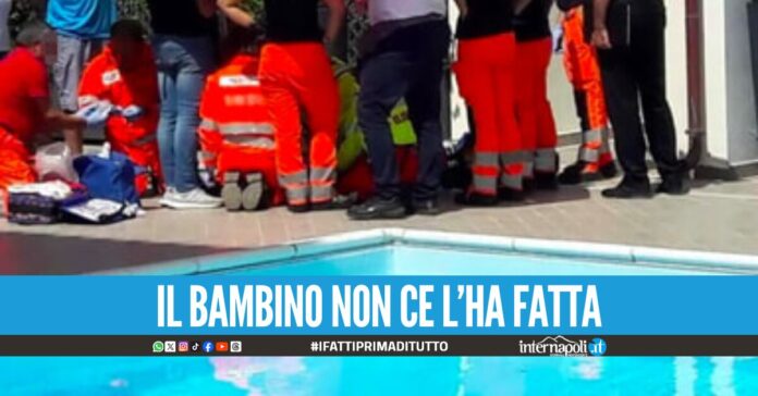 I genitori lo trovano sul fondo della piscina, il piccolo Tommaso muore a 2 anni