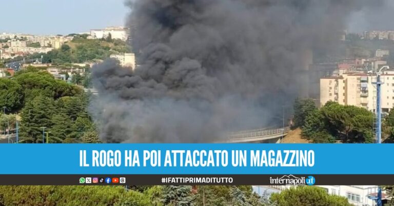 Incendio a Fuorigrotta, auto in fiamme all'uscita della Tangenziale