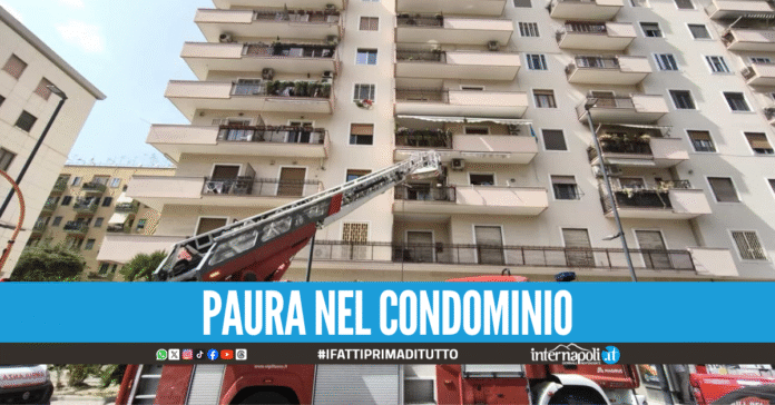 Incendio in un appartamento a Fuorigrotta, donna trovata svenuta all'interno
