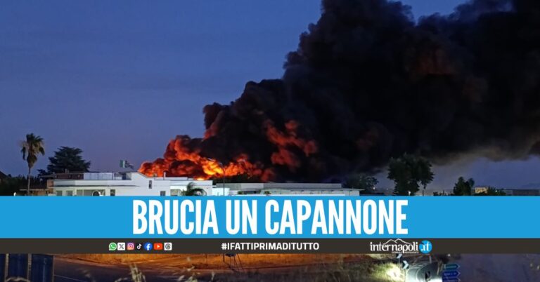 Maxi incendio nel Casertano, si alza una nube nera e tossica