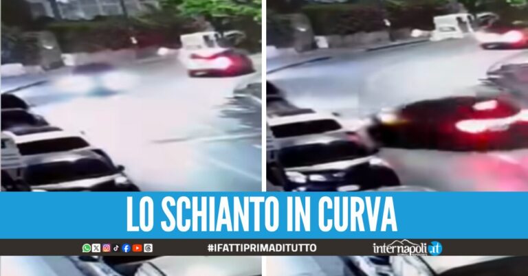 Assurdo in via Petrarca a Posillipo, auto corre e si schianta contro i veicoli in sosta