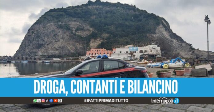 Due arresti per droga a Ischia: uno l'aveva nascosta nella casa vacanze, l'altro negli slip