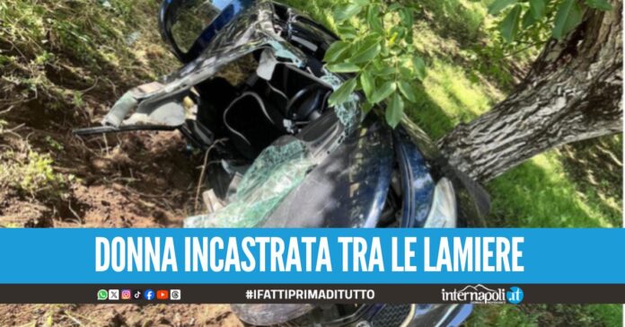 Tremendo scontro con un furgone nel Napoletano, auto si ribalta dopo l'impatto