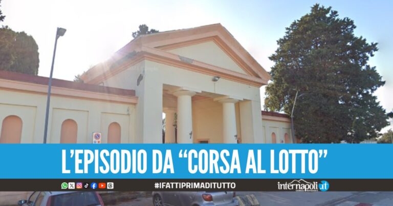 Tragedia sfiorata al cimitero di Casalnuovo, donna precipita nella tomba del marito