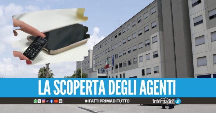 Blitz nel carcere di Secondigliano, sequestrati smartphone e microcellulari
