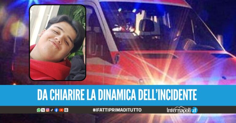 Emanuele morto a Mugnano dopo l'incidente in scooter, la rabbia dei genitori: "Non può essere caduto da solo"
