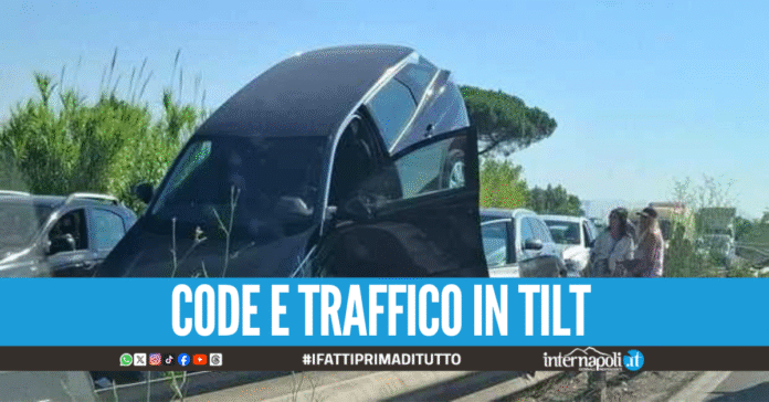 Tremendo incidente sull'Asse Mediano a Giugliano, auto si ribalta e finisce contro il guardrail