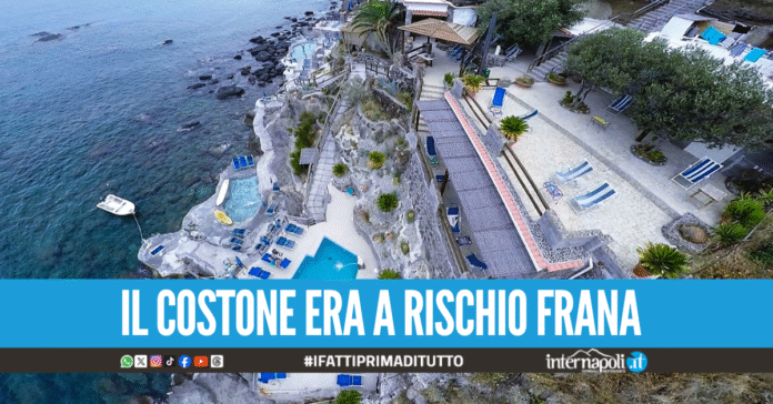 Scavi nel costone per realizzare grotte e terrazzamenti, sequestrato noto albergo a Ischia