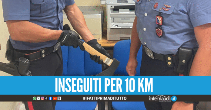 Non si fermano all'alt e aggrediscono un carabiniere con l'ascia, fermato 23enne sulla Domitiana