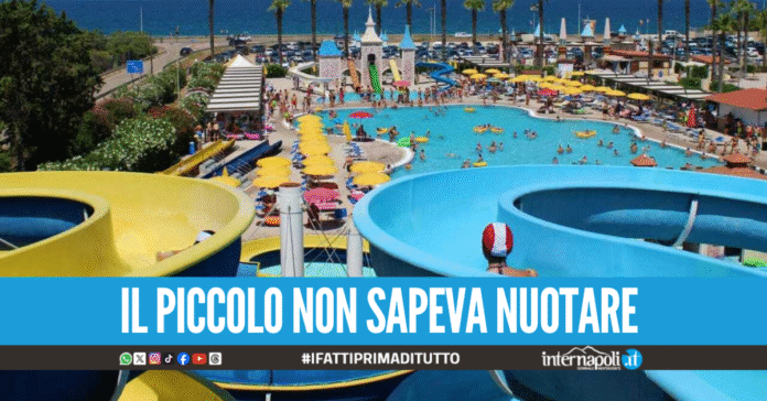 Paura al parco acquatico, bimbo cade in piscina: si temono danni cerebrali