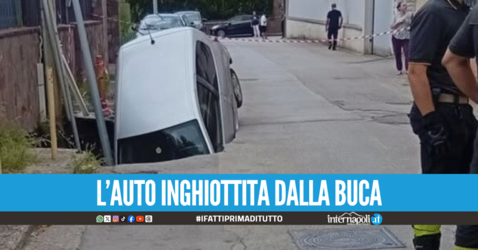 Paura a Melito, auto sprofonda in un'enorme voragine