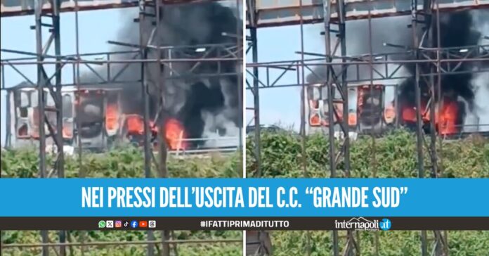 Paura sull'Asse Mediano a Giugliano, camion distrutto dalle fiamme