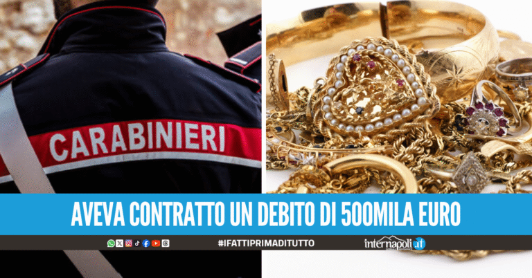 Rapina al rappresentante di gioielli a Napoli, la confessione: "Era tutto inventato" Lo scorso giovedì aveva chiesto aiuto ai carabinieri della Stazione di Pianura per aver subìto una rapina da parte di 4 malviventi armati di pistola che gli avevano sottratto la borsa con all’interno 5 chili d’oro. Oggi l’uomo ha confessato, era tutto inventato. Le indagini dei carabinieri della compagnia Napoli Bagnoli non si erano mai fermate e il cerchio si stava stringendo sempre di più attorno al 34enne rappresentante di gioielli. L’uomo aveva contratto un debito di 500mila euro con un imprenditore e verosimilmente avrebbe piazzato quell’oro per pagare. Le indagini e l’attenzione mediatica sull’episodio stava però mettendo alle strette il 34enne che ha deciso di confessare il piano ai carabinieri. Il creditore, d’altronde, non aveva mai forzato alcuna richiesta e anzi avrebbe dato anche maggiore tempo al rappresentante per risanare la propria situazione economica. Tutti questi fattori hanno fatto sì che la vicenda si concludesse nel migliore dei modi. Rapina al rappresentante di gioielli a Napoli, la confessione: Era tutto inventato