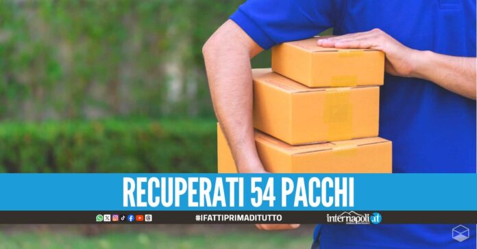 Sorpresi a dividersi i pacchi da consegnare, corriere e complici denunciati nel Napoletano