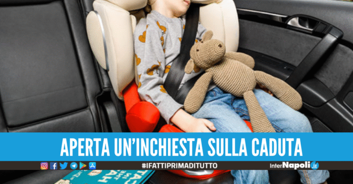 Bimbo cade dall'auto in corsa, il giallo del seggiolino