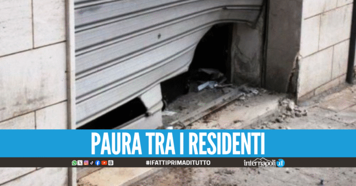 Boato nella notte a Barra, bomba davanti alla pasticceria