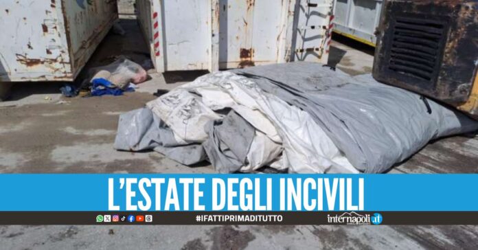 Gommone buttato davanti agli chalet di Mergellina, l'Asia: 