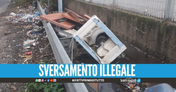 Lasciano i rifiuti ingombranti al campo rom di Scampia, 2 denunciati