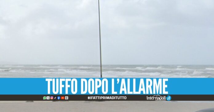 Rischiano di annegare a Castel Volturno, ragazzi salvati dall'agente.