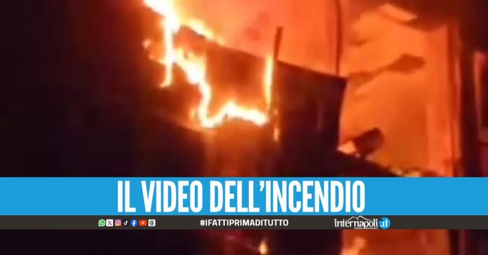 Incendio nel grattacielo del Centro Direzionale, pioggia di fiamme
