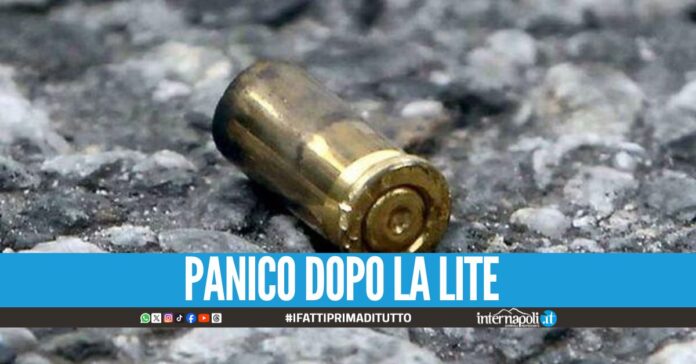 Esplosi 7 colpi di pistola a Pinetamare, paura tra i giovani fuori al bar. Castel Volturno