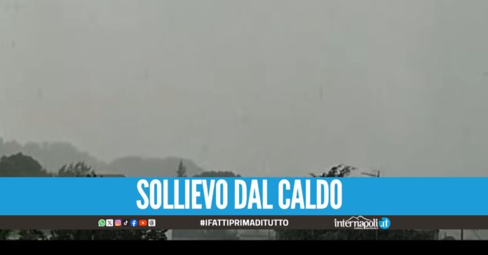 Temporale improvviso nel Napoletano, la pioggia spazza via l'afa
