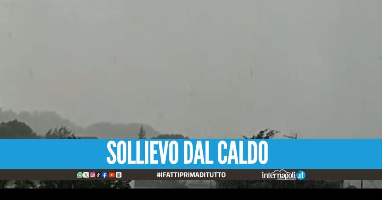 Temporale improvviso nel Napoletano, la pioggia spazza via l'afa