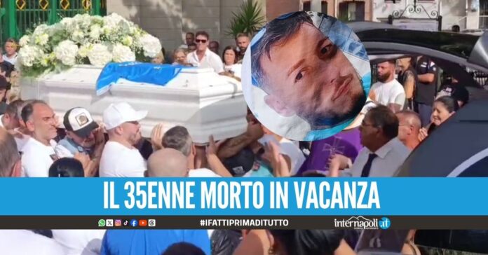 Maglia del Napoli sulla bara e un lungo applauso, Scampia saluta Salvatore