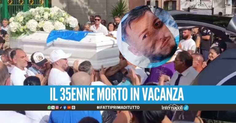 Maglia del Napoli sulla bara e un lungo applauso, Scampia saluta Salvatore