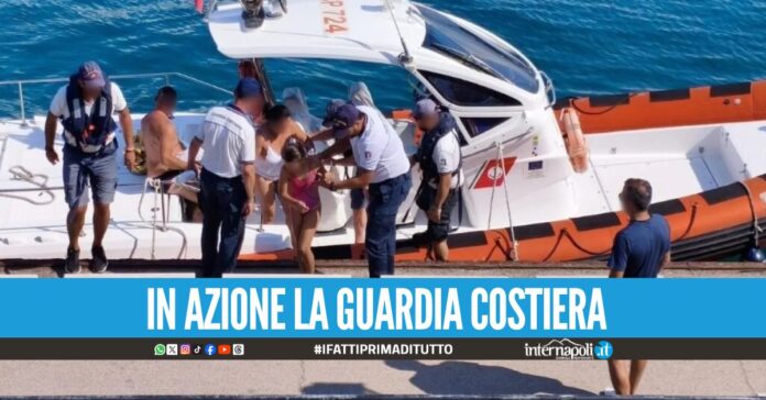 Genitori e bimba rischiano di affondare con il pedalò, salvati a Gaeta