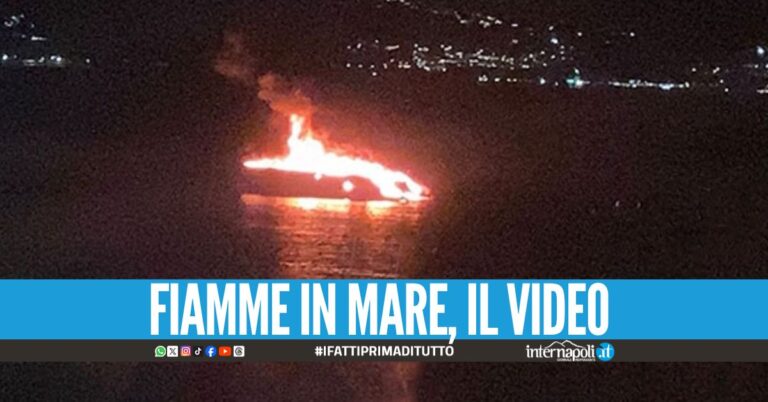 L' incendio ha distrutto uno yacht di 24 metri ormeggiato nel porto turistico di Sapri, nel Salernitano. Le operazioni di spegnimento,