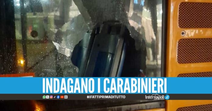 Sassaiola contro il bus a Napoli, caccia ai 3 teppisti