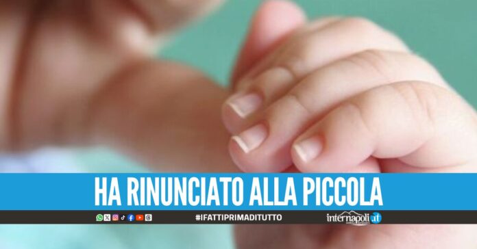 Partorisce in spiaggia e lascia la figlioletta all'ospedale in Calabria