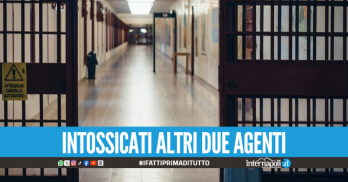 Detenuto violento nel carcere di Aversa, colpisce un agente e dà fuoco alla cella