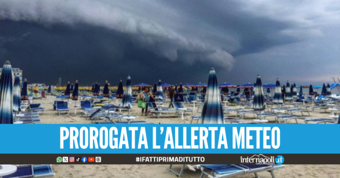 Altra giornata di mare rovinata per i bagnanti a Napoli, le spiagge chiuse anche domani