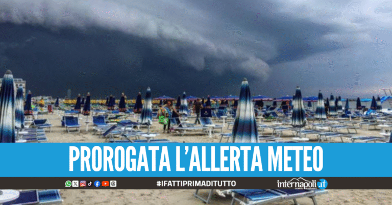 Altra giornata di mare rovinata per i bagnanti a Napoli, le spiagge chiuse anche domani