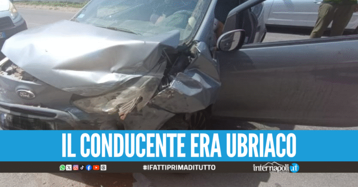Grave incidente a Giugliano, invade la corsia opposta con l'auto e sbatte contro un negozio