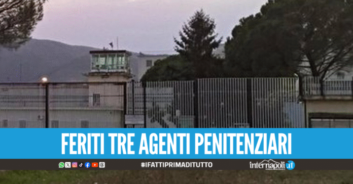 Tensione nel carcere di Carinola, detenuto distrugge l'ufficio agenti con il bocchettone dell'idrante