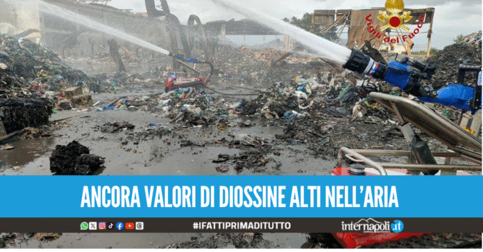 Spento il maxi rogo nel sito di stoccaggio a Teano, l'incendio è durato 15 giorni