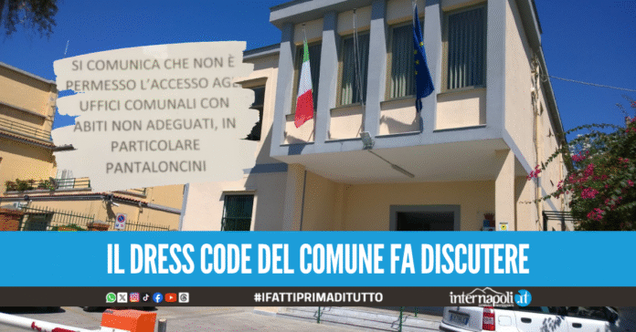 Assurdo a Bacoli, viene respinta dagli uffici comunali perché indossa un bermuda