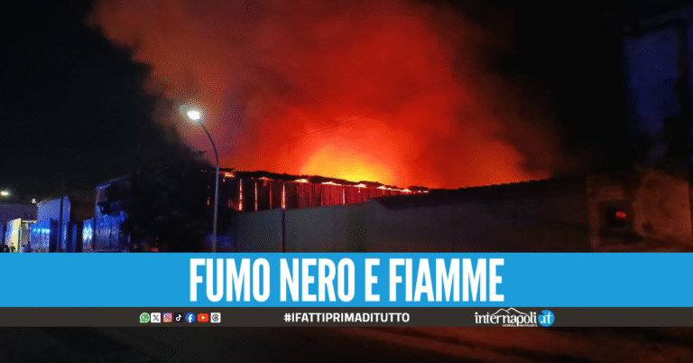 Incendio a Secondigliano, il capannone di Moonlight distrutto dalle fiamme