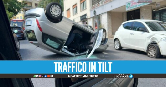 Incidente a Posillipo, auto si ribalta al centro della carreggiata