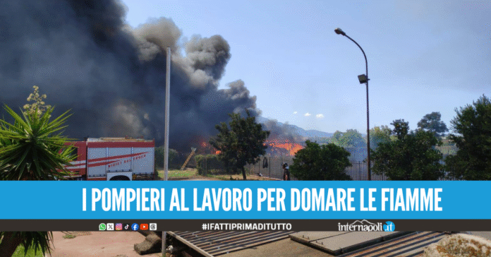 Maxi rogo a Pompei nell'ex fabbrica di vestiti usati, a 50 metri c'è fabbrica del gas