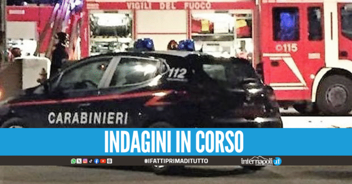Paura a Torre Annunziata, in fiamme portone d'ingresso di una palazzina