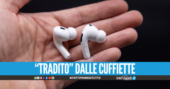 Ruba zaino in autogrill, rintracciato dal GPS delle AirPods e arrestato a Mergellina