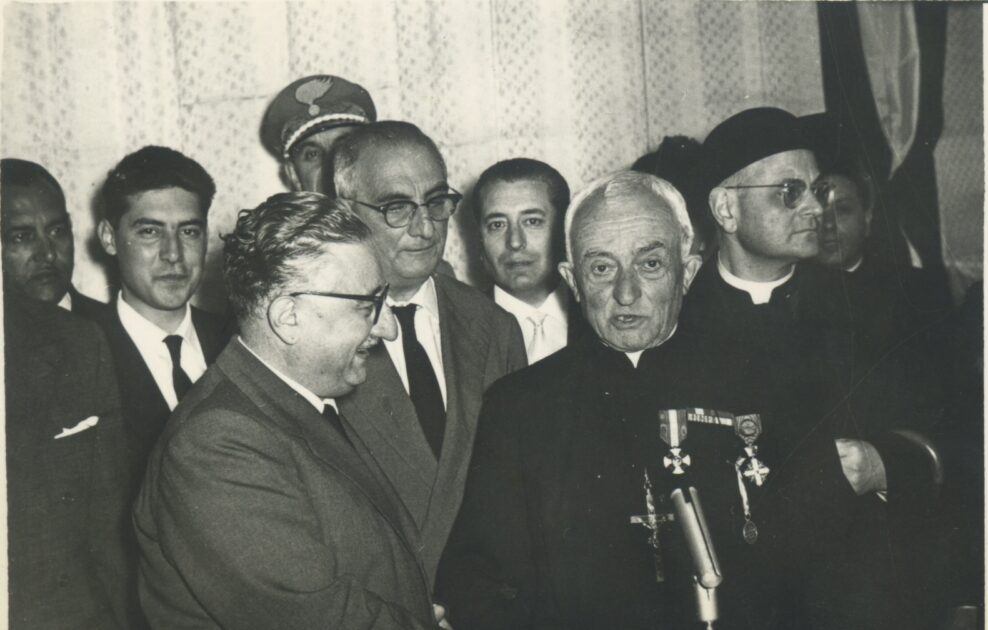 L'Onorevole Giovanni Leone ha appena apposto sul petto di Fratel Pietro Cannone la decorazione al Valor Civile