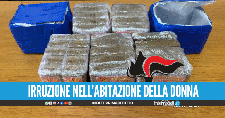 Cinque chili di hashish nascosti nei panni sporchi, donna arrestata a Giugliano