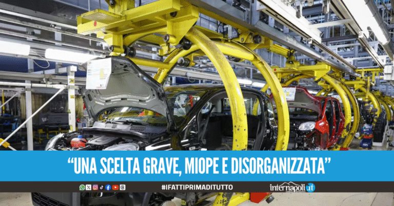 Stellantis propone ai lavoratori di Pomigliano: "Chi vuole andare a lavorare in Serbia?". Immediata la reazione dei sindacati