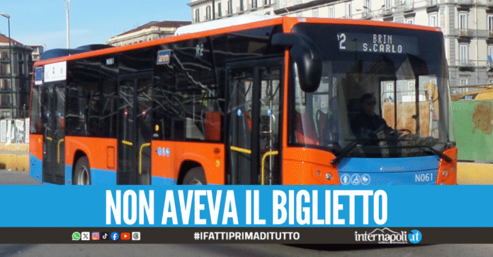 Ferisce il controllore a schiena e volto per sfuggire al controllo, arrestato 53enne a Napoli