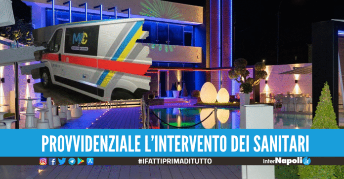 Colto da arresto cardiaco nel locale a Casoria, 59enne salvato in extremis